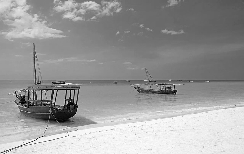 Some traditional boats waiting to ferry passengers to Mbudya Island