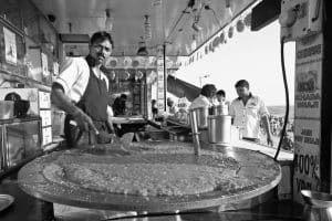 Indian street vendors: Local cuisine in Mumbai