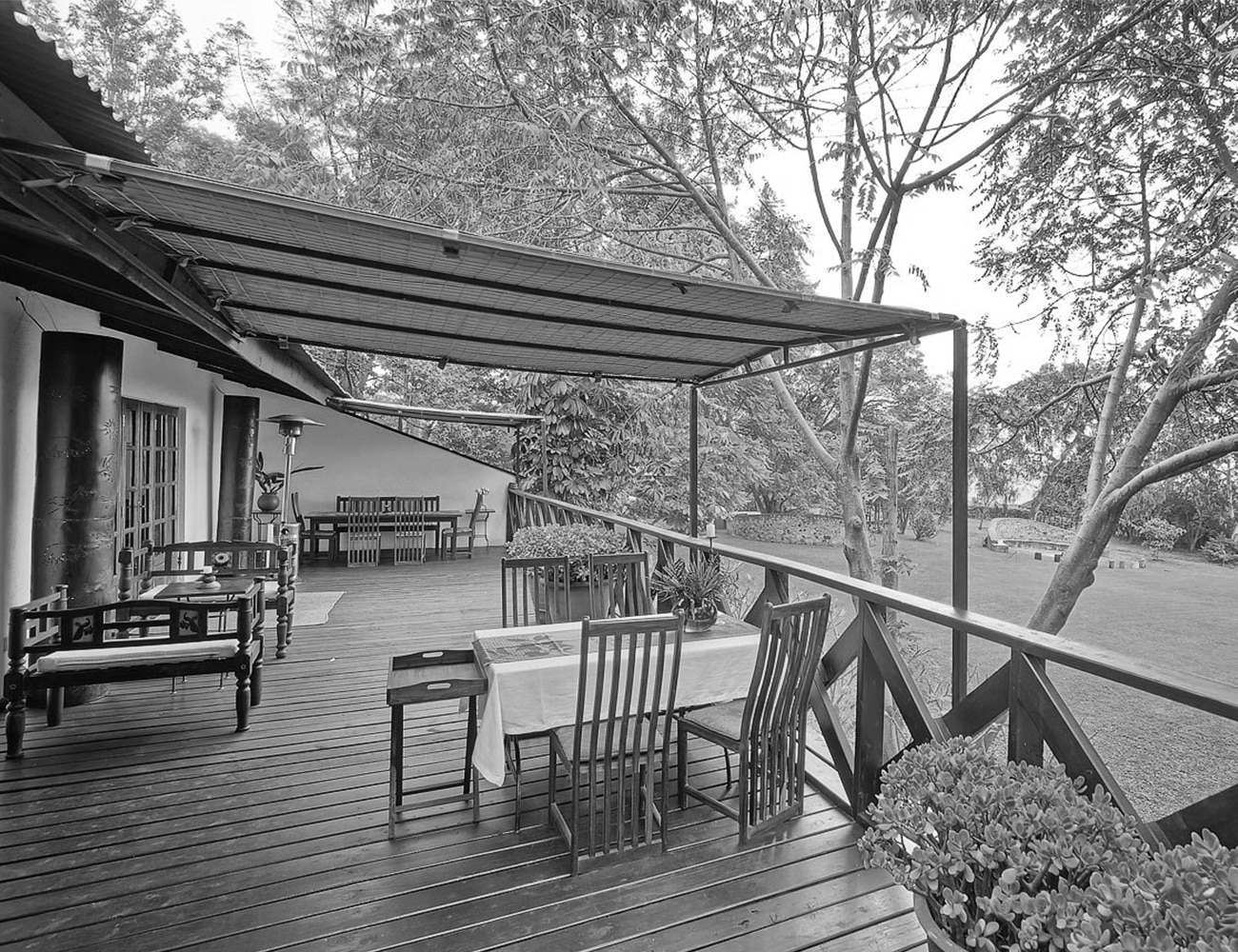 Serene Outdoor Lounge at Plantation Lodge